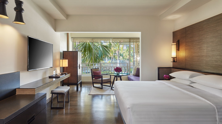 1 King Bed/2 Twin Beds with Club Access